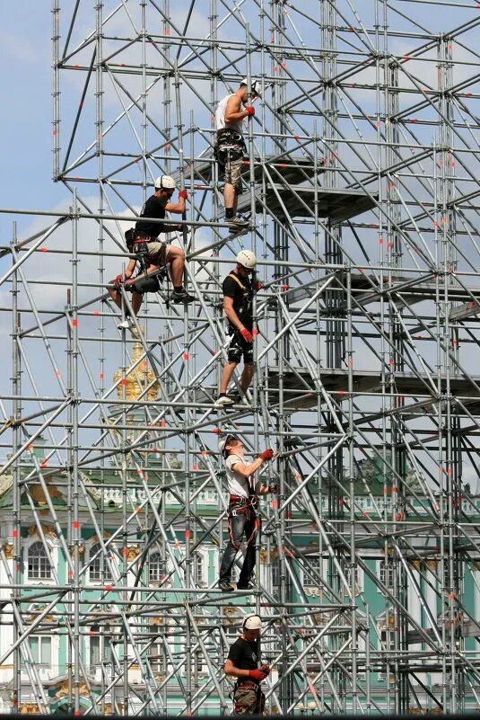 строительно монтажные работы. монтажник строительных лесов. монтажник строительных. окз монтажник в строительстве. монтаж железобетонных конструкций.