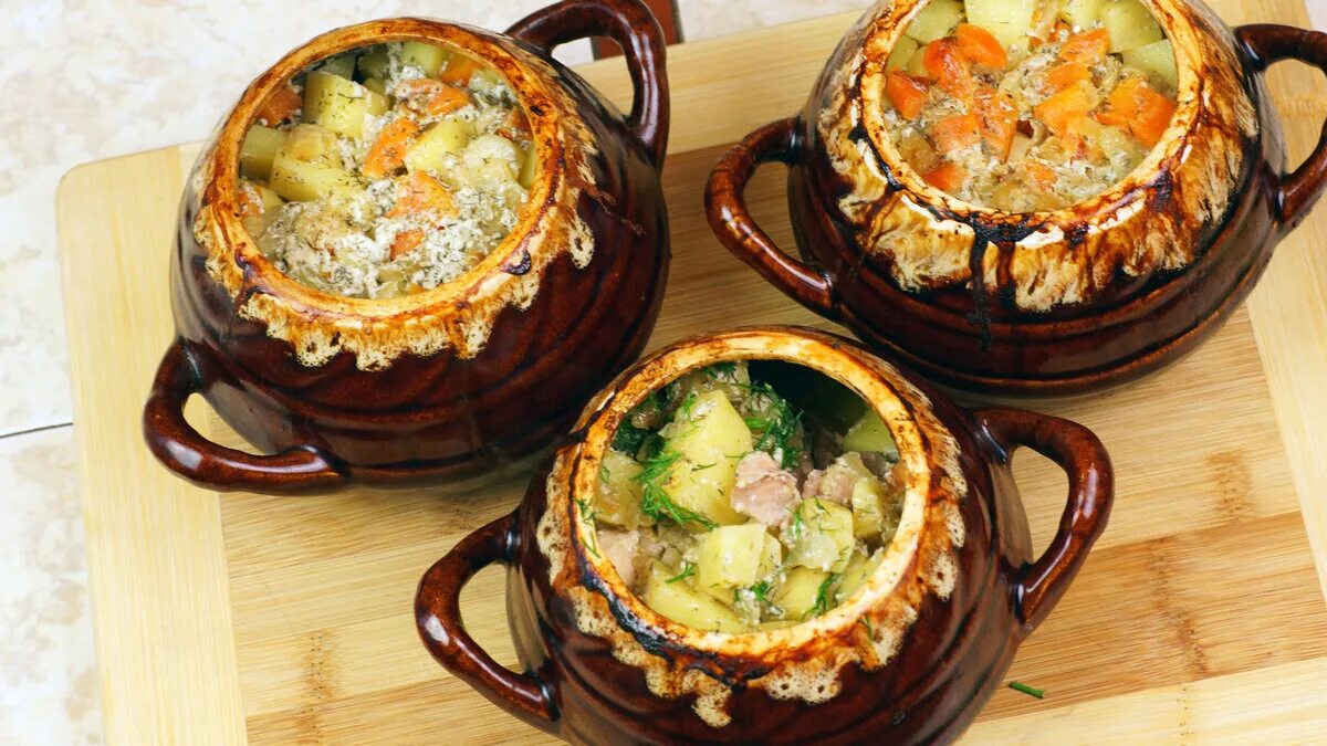 Блюда в горшочках. Мясо в горшочках. Запекаем в горшочках. Блюдо в горшочке в духовке простые. Блюдо в горшочке в духовке простые.