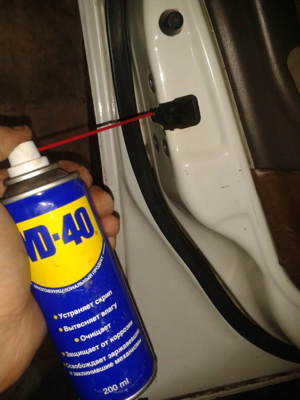 Смазка для замков дверей квартиры. Чем смазать замок капота. WD-40 можно ли смазывать замки дверей.