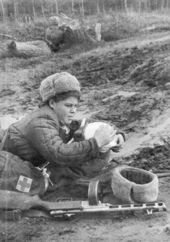 Выносит с поля боя раненого