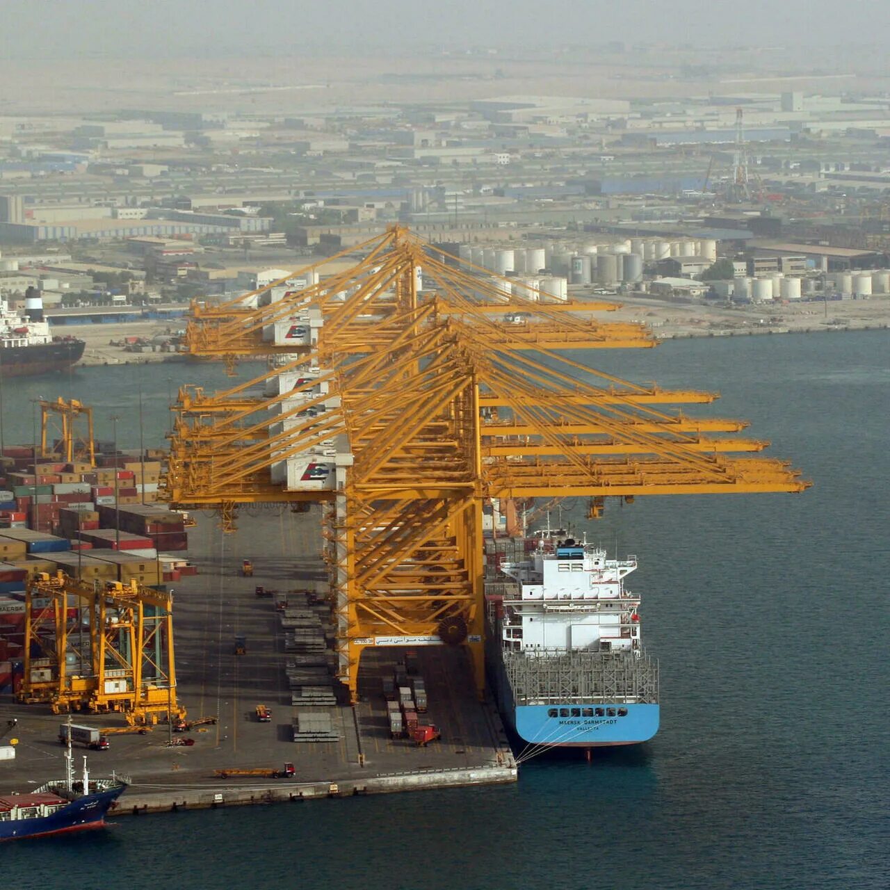 Jebel ali port. Jebel ali порт. порт дубая грузовой. дубай морской порт терминал.