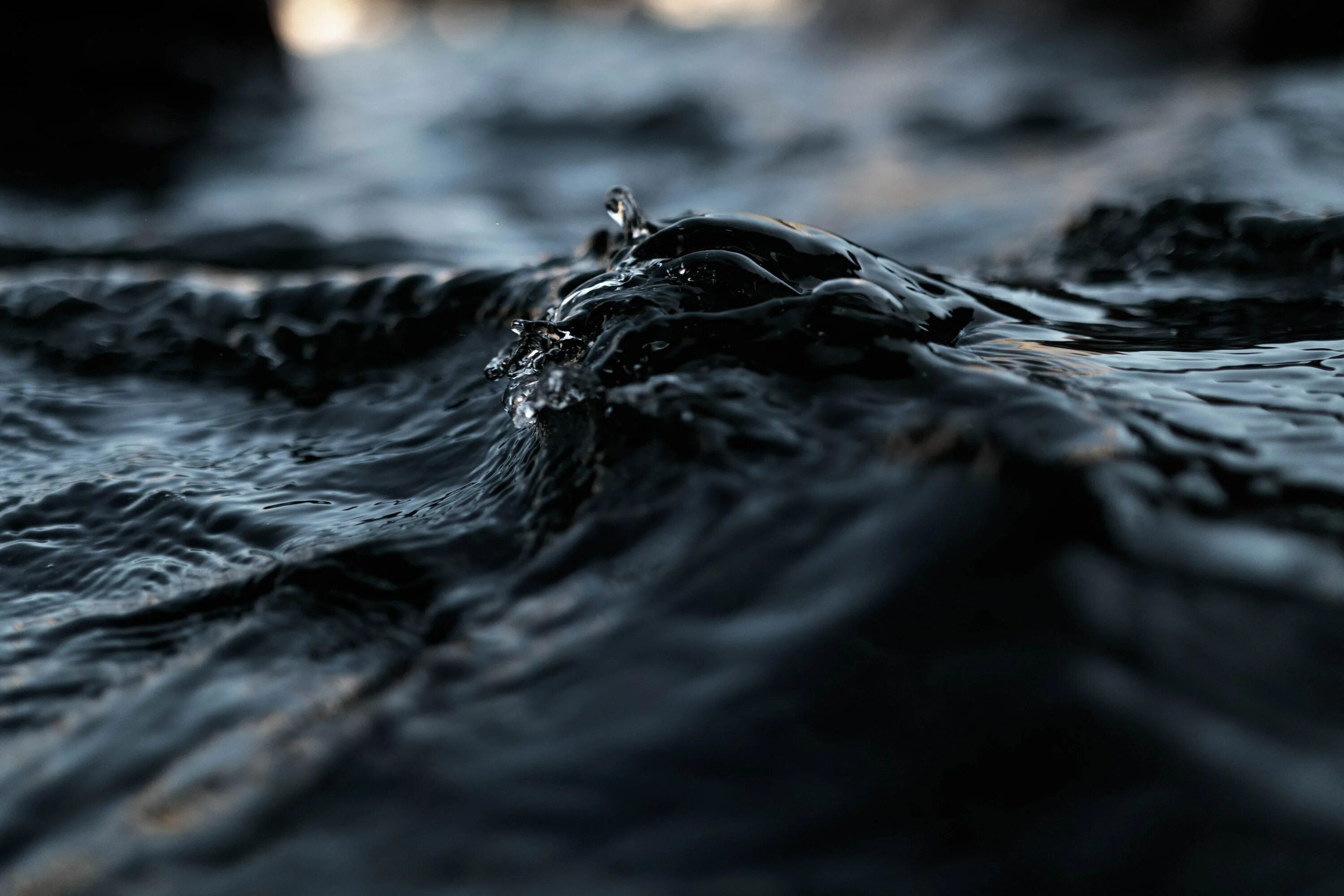 Черная живет в воде. Черная вода. Темные воды. Черная вода фото. Темное море.