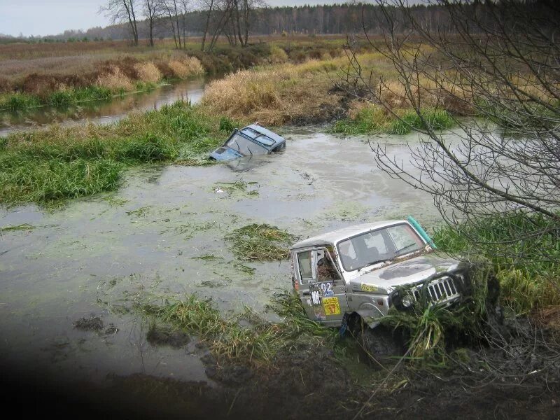 джип в болоте. машина болт. заброшенные жигули. заброшенные автомобили в болоте. уаз в болоте.