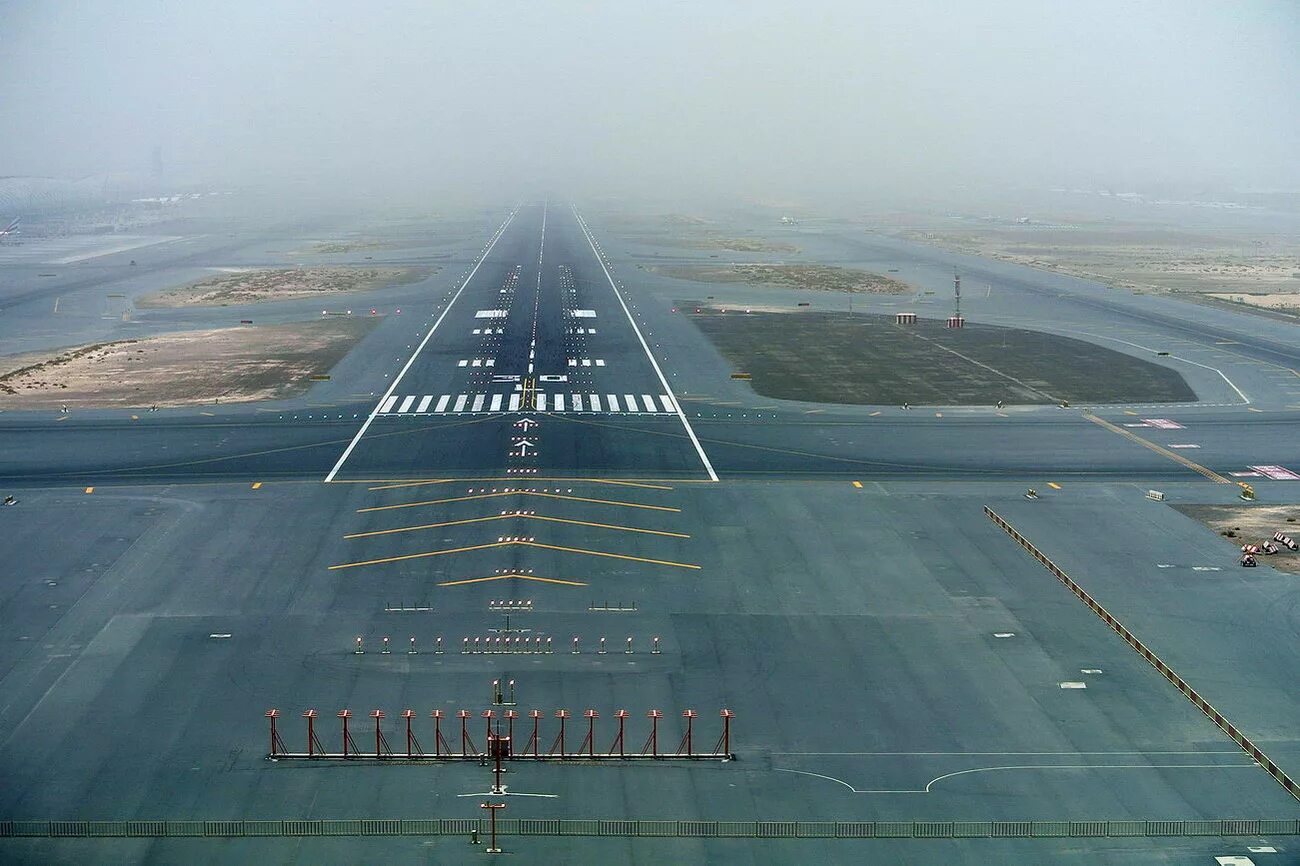 Сколько метров аэропорта. Аэропорт Дубай ВПП. Взлетно посадочная полоса аэропорта Дубая. Международный аэропорт Курск взлетно-посадочная полоса.