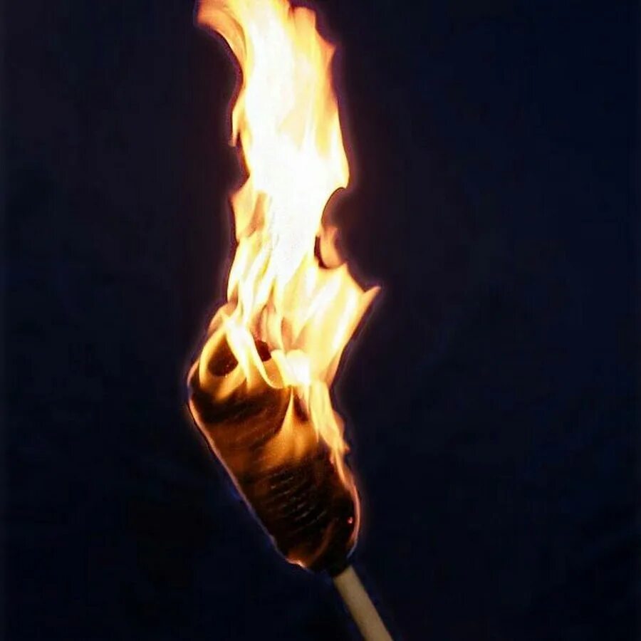 Горящий факел. Древний факел. Факел для освещения в древности. Средневековый факел.