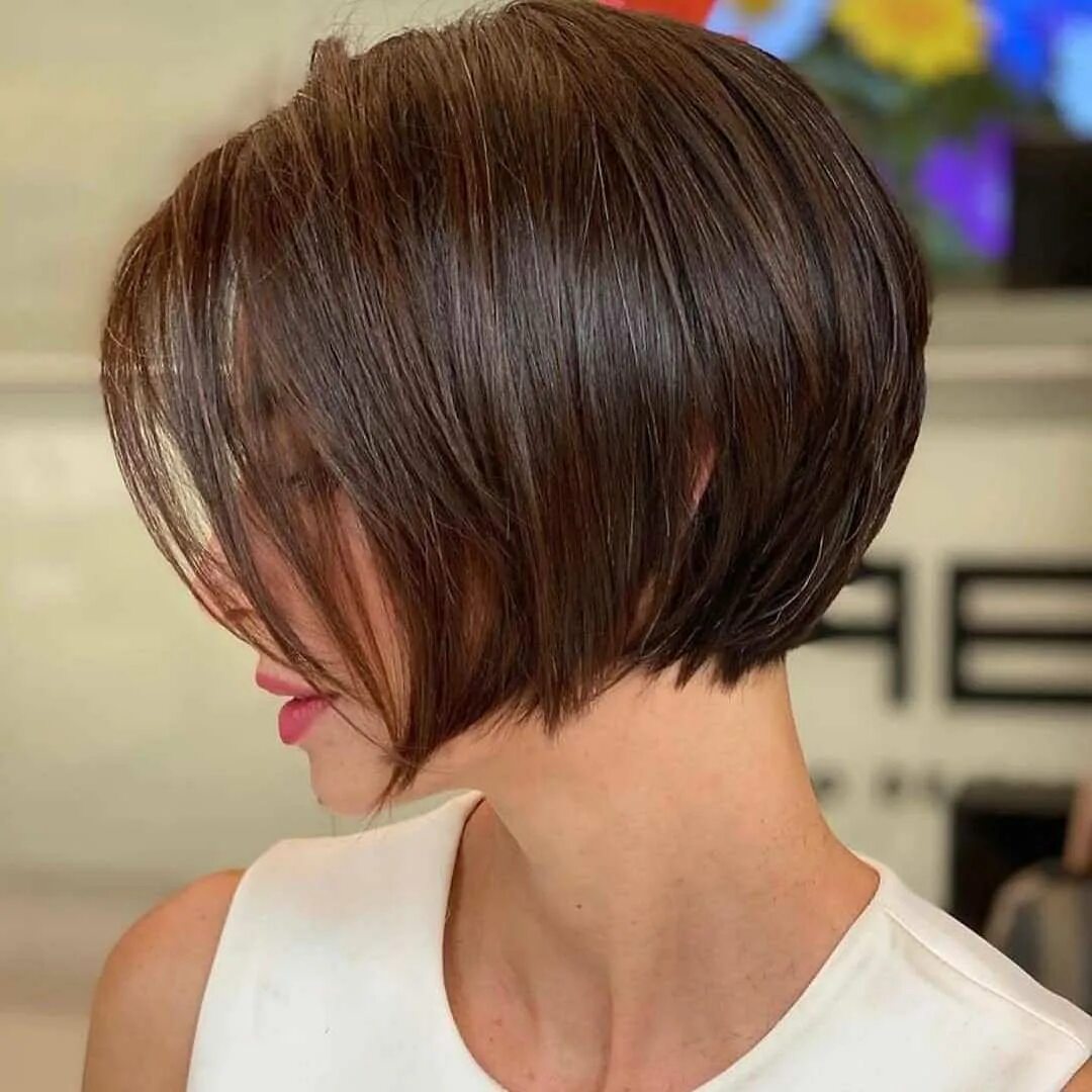 Боб стрижка женская 2024. Стрижка каре 2023 с челкой на средние волосы. Стрижка рваное каре. Стрижки пикси и пикси боб. Стрижка боб каре на средние волосы с челкой 2022.