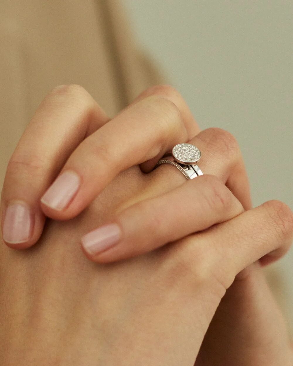 Уменьшение размера кольца с камнем. Широкие помолвочные кольца. Кольцо стало мало. Помолвочное кольцо с бриллиантом на руке. Кольцо для помолвки.