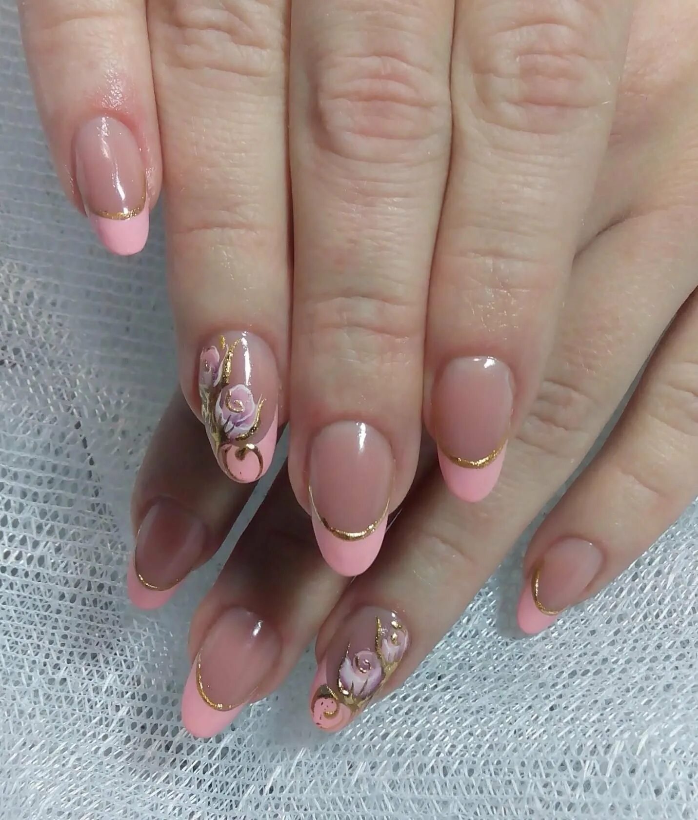 Дизайн ногтей с рисунком овальных ногтях. Гелевые ногти. Красивый френч. Розовый френч на овальных ногтях. Френч маникюр на овальные ногти.