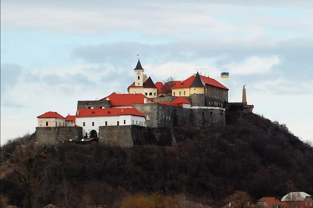 Замок в мукачево фото Замок Паланок. Колишня резиденція Трансильванського князівства. Збудовано в ***-