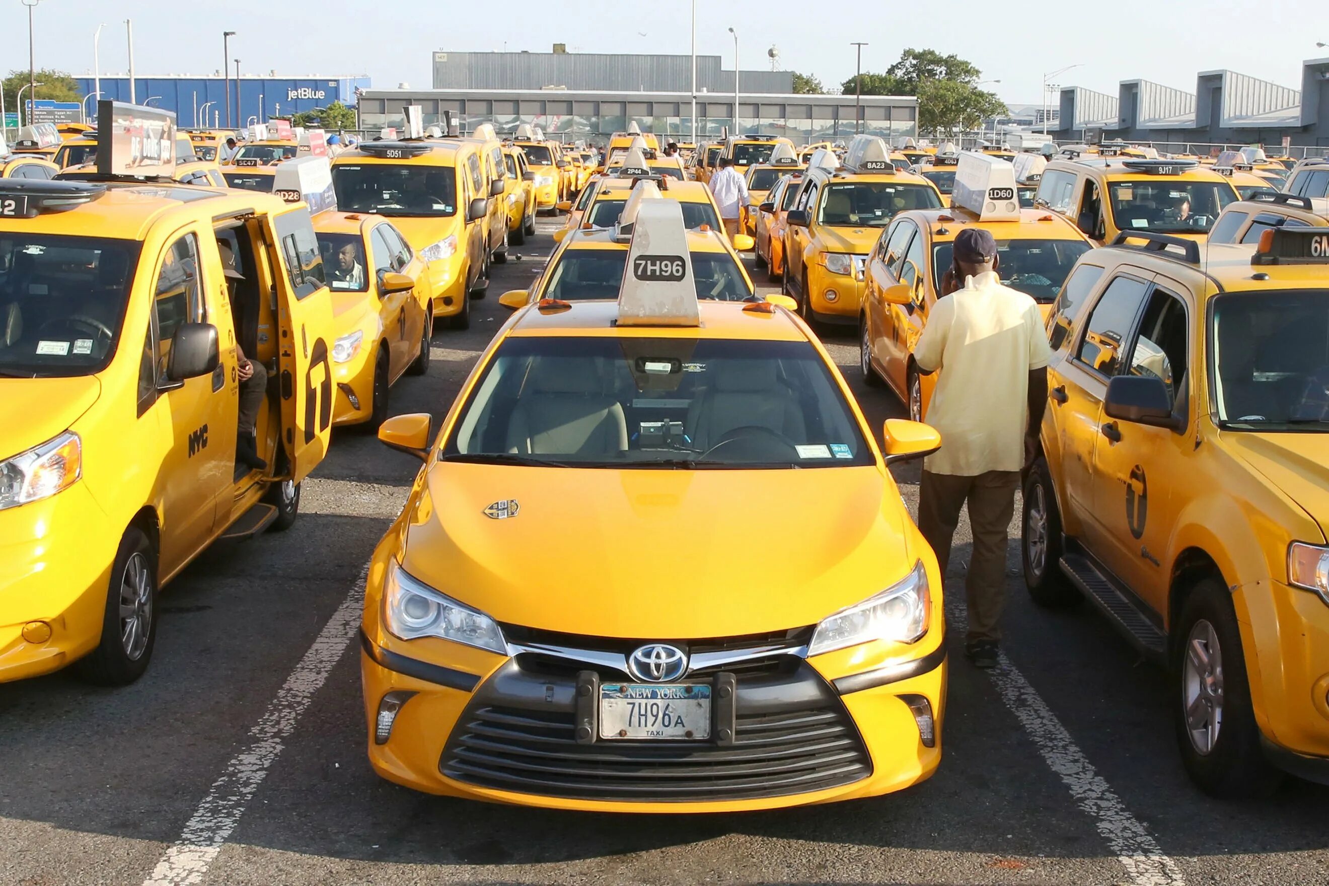 Dubai Taxi 2023. Такси в Дубае. Желтое такси. Дубаи машины такси. Таксисты дубай