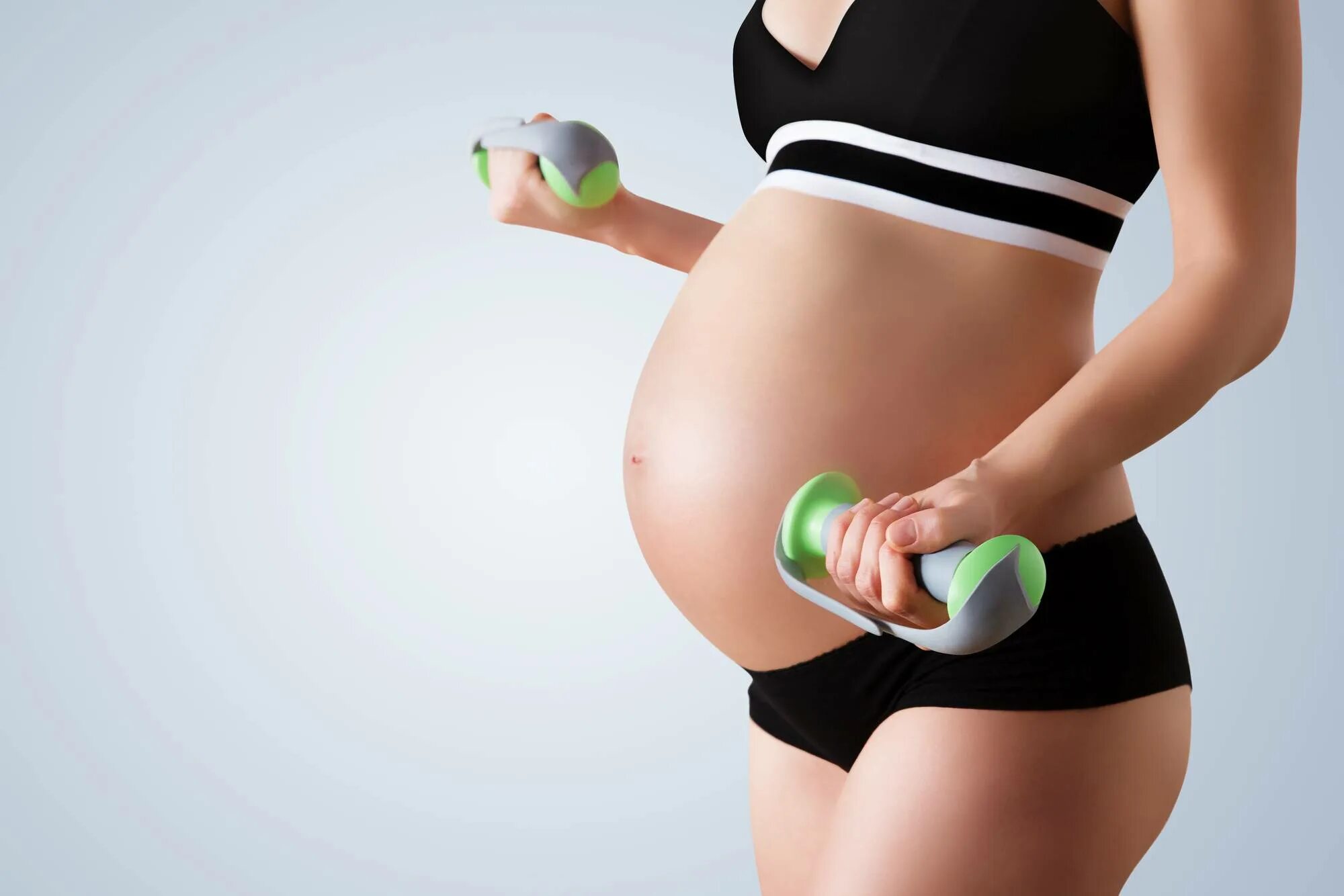 Беременно много воды. Фитнес беременные. Физическая активность беременных. Беременность и спорт. Беременные женщины и спорт.