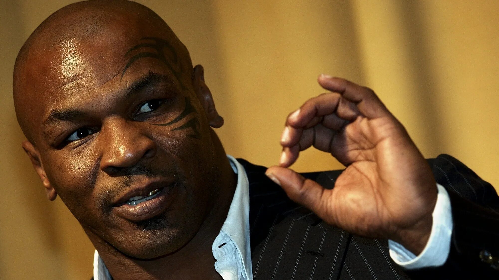 Тайсон с блогером. Тайсон. Майк Тайсон. Mike Tyson 2022. Майк Тайсон фото.