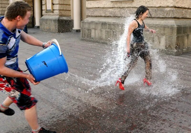 облили водой. человек обливает себя водой. выливает ведро. дырявое ведро с водой. облили водой.
