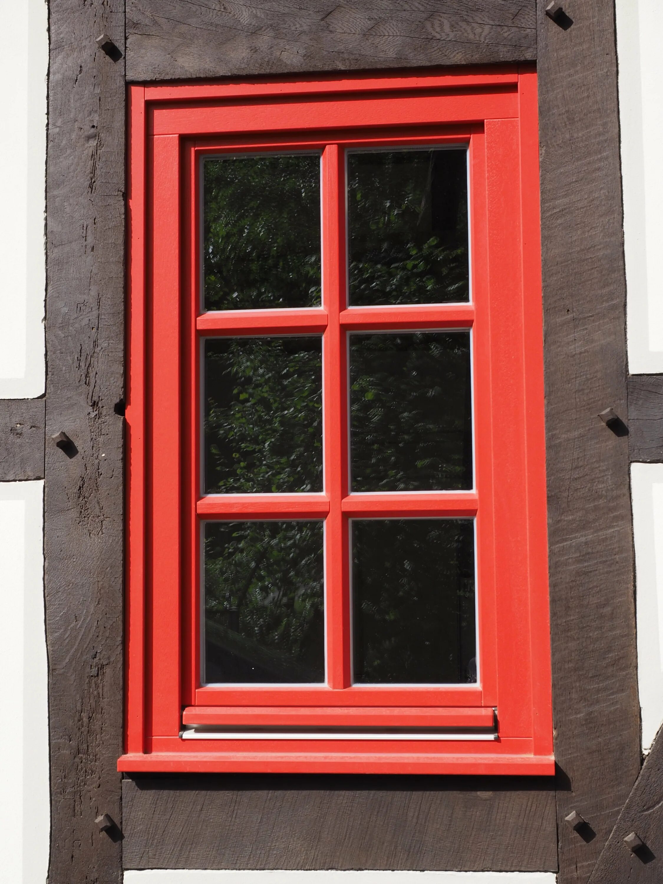 Плющ с красными цветами. Wood window. Погода красные окна. Погода красные окна. Погода красные окна.