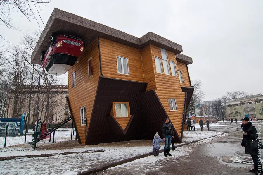 Почему дом наоборот. Дом вверх дном екатеринбург парк маяковского. Музей перевертыш в москве. Почему дом наоборот. Дом вверх дном калининград.