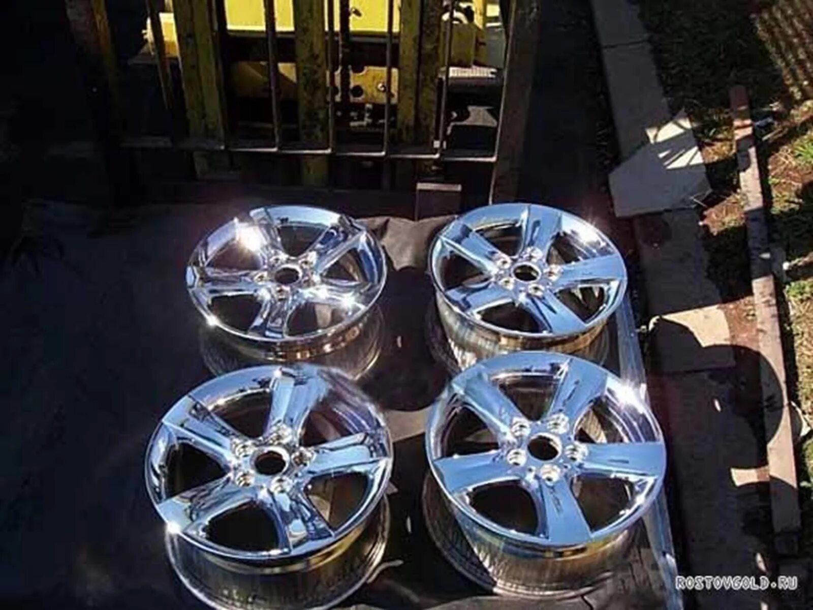 Никелированные диски на авто. Диски цвет никель. Никель диски. Колесные диски никель. Колесный диск lexani r5 8.