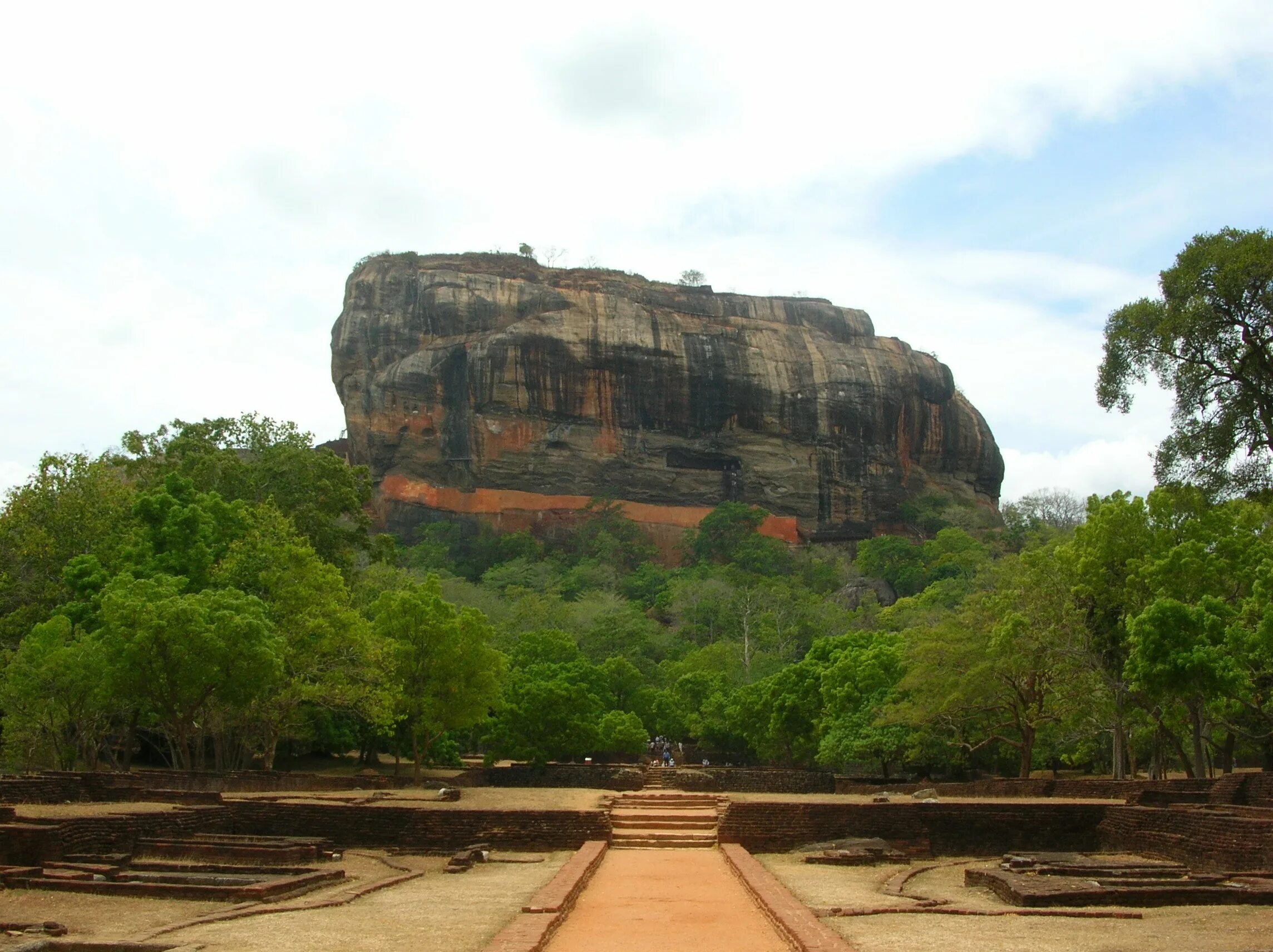 Шри ланка гора сигирия. Сигирия восьмое чудо. Сигирия восьмое чудо. Сигирия восьмое чудо. Сигирия шри-ланка.