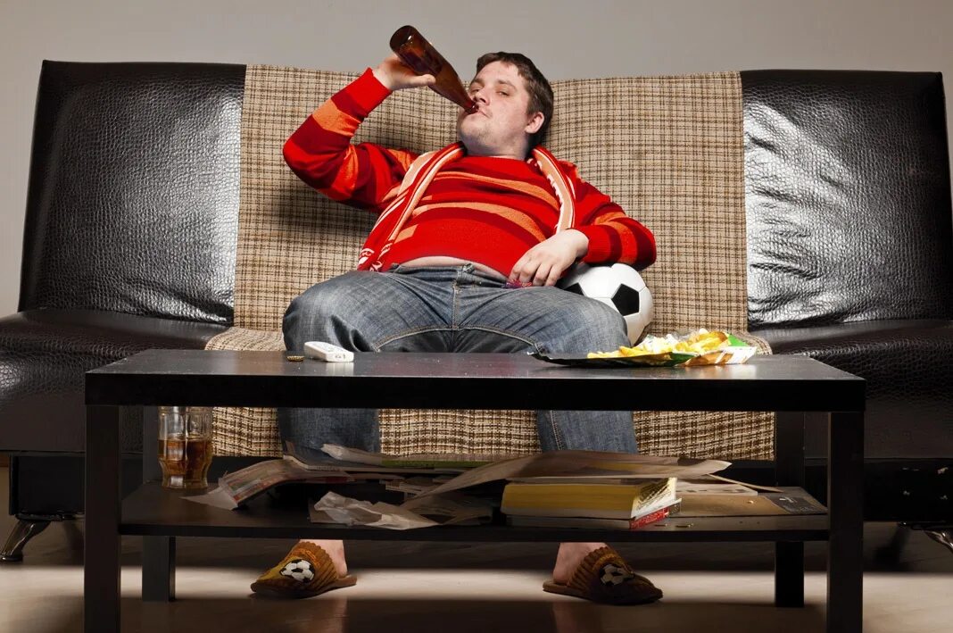 Кивал перед телевизором. Лежит на диване. Мужчина на диване. Жирный человек на диване. Толстый мужчина на диване.