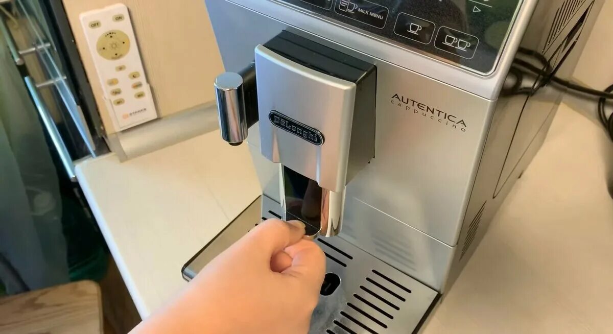 Кофемашина Delonghi autentica Cappuccino. Узел подачи воды для кофемашина Delonghi. Кофемашина узлы. Переходник подачи воды кофемашина. В кофемашину попала вода