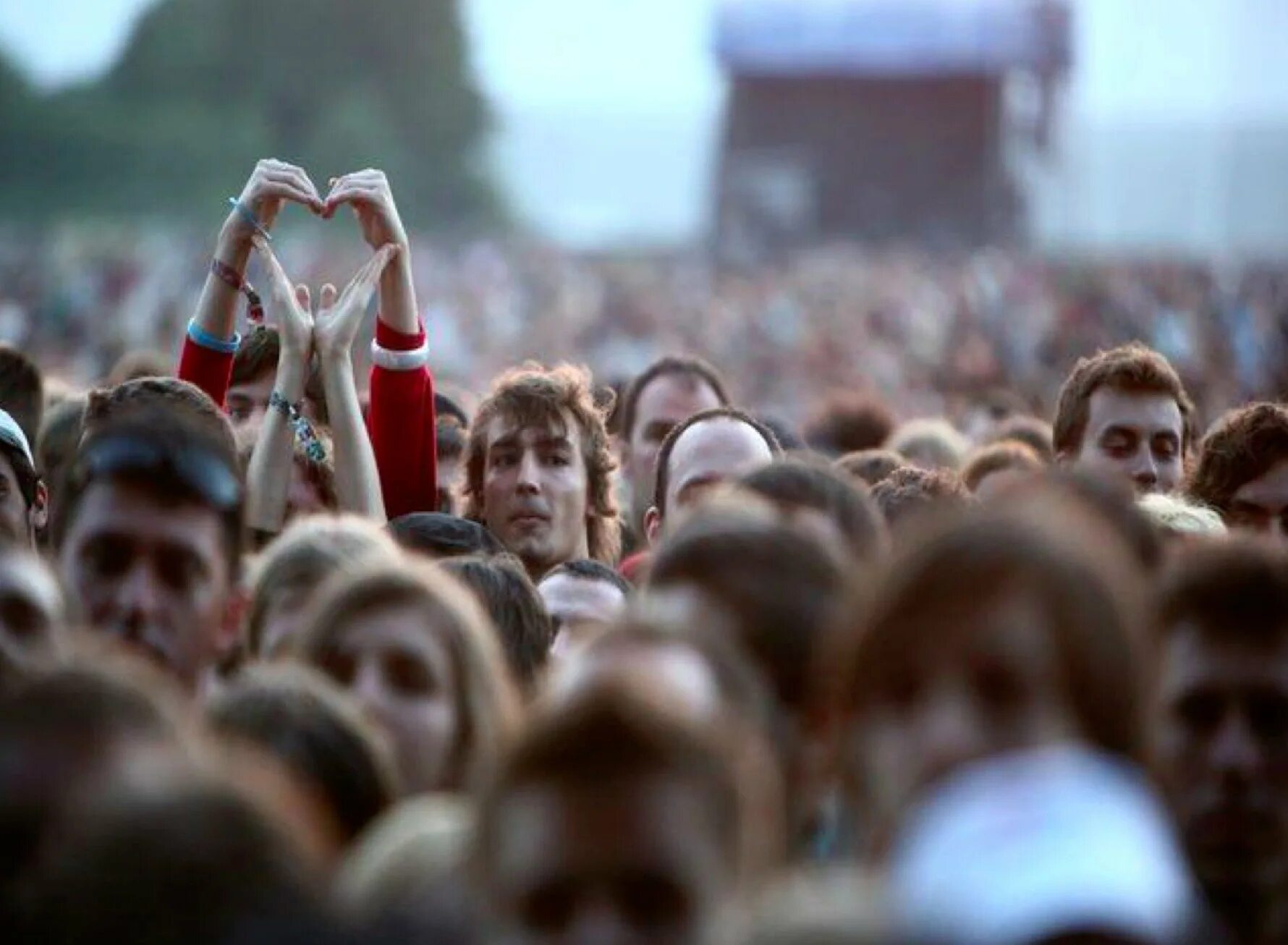 Фотосессия человек в толпе. Один среди толпы. Девушка в толпе людей. Одиночество в толпе. Одинокий человек в толпе.