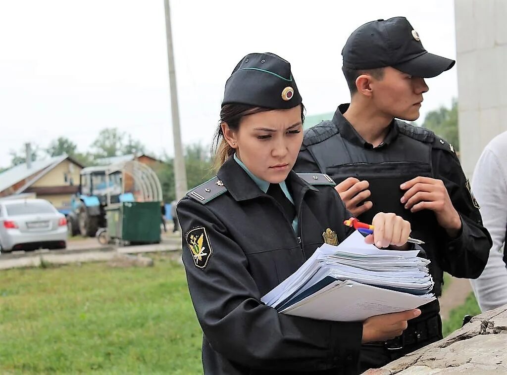 Приставы переехали. Судебные приставы. Судебные приставы РБ. Приставы земельный участок. Форма пристава Беларусь.