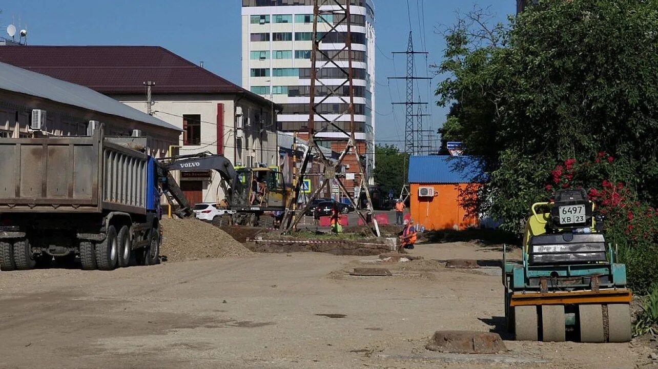 Самая большая школа в юфо. Стройка краснодар. Стройка на краснодарской улице в москве. Жк парусная регата краснодар. Роботастойка краснодар.