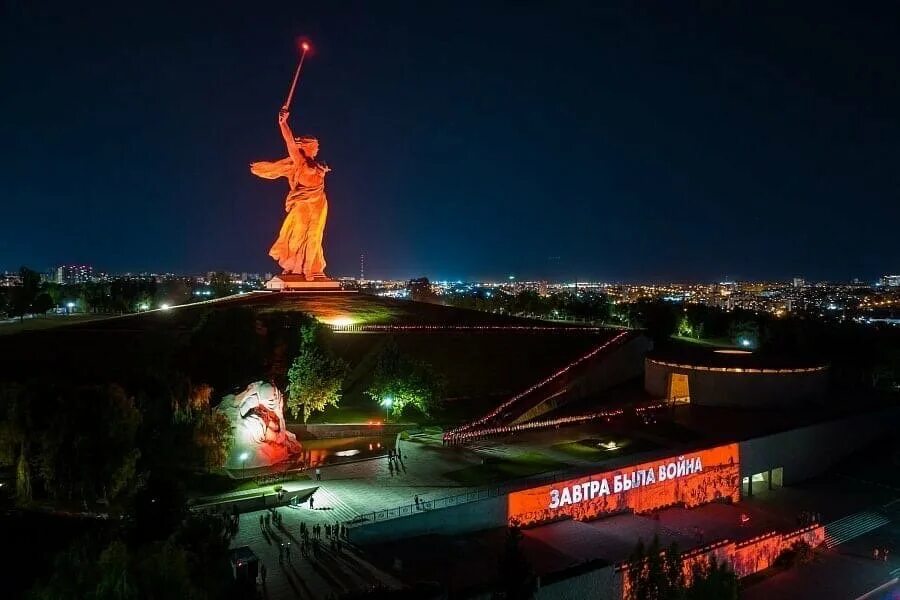 Мамаев курган волгоград. Мамаев курган волгоград ночью. Мамаев курган завтра. Волгоград как проехать на мамаев курган. Мамаев курган волгоград.