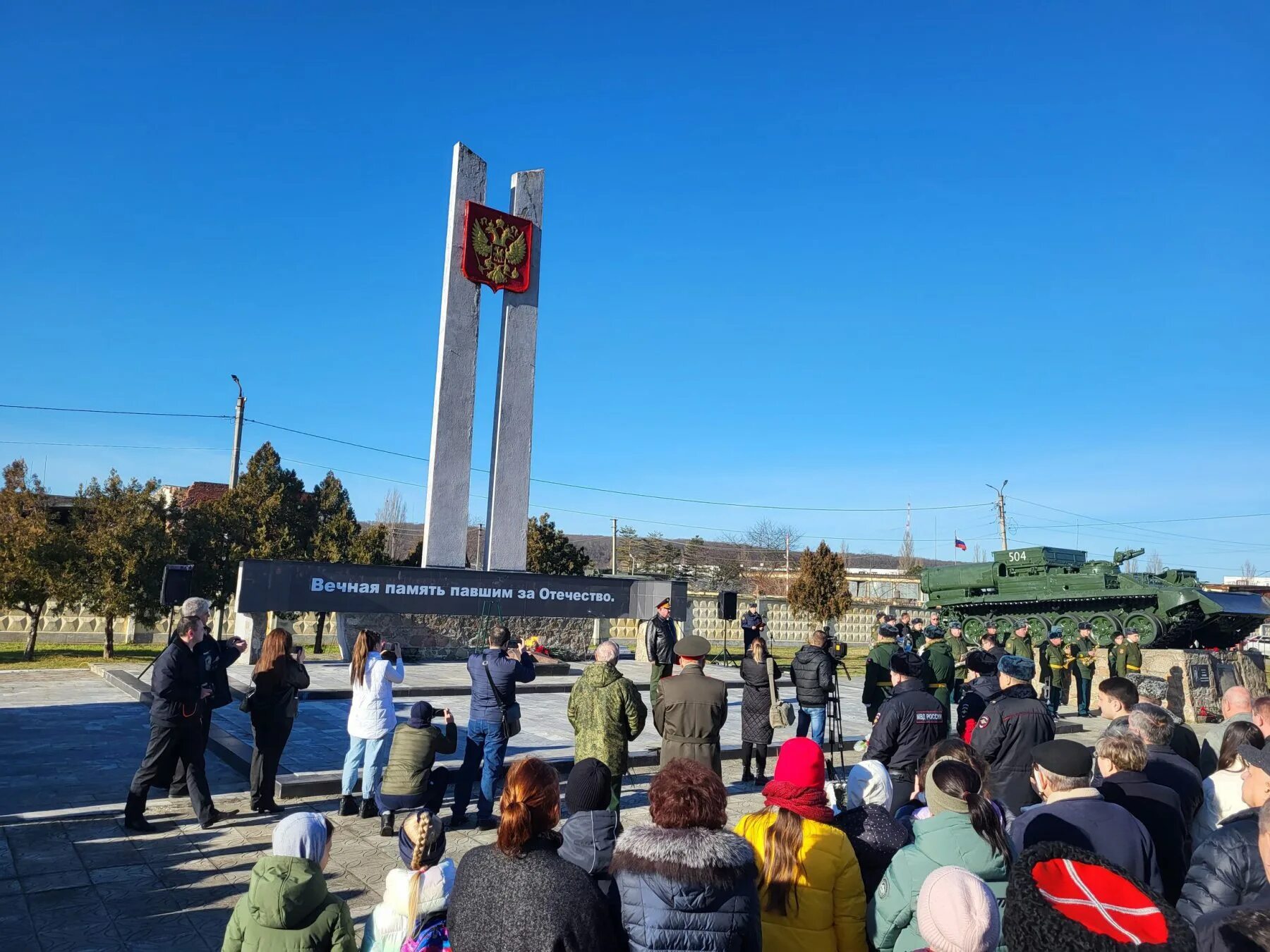 Население майкопа 2024. Митинг к Дню памяти воинов. Митинг к Дню памяти воинов . В Ярково. Мемориал памяти погибшим забайкальцам. Памятник Хакурате в Майкопе.