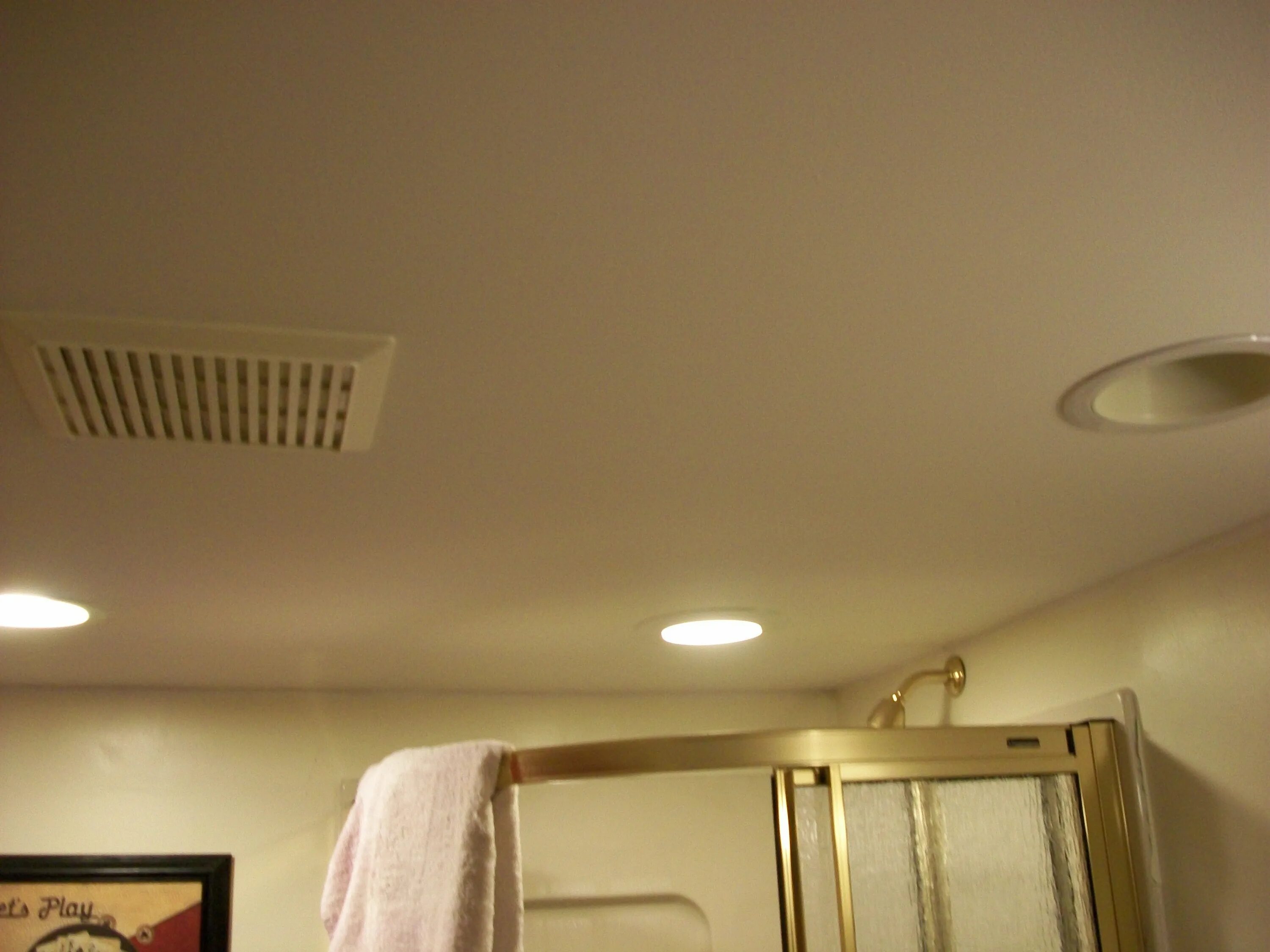Вентиляция натяжной в ванне. Вытяжной вентилятор в натяжной потолок. Вытяжка в потолке в ванной. Вентиляция в потолке. Потолочный вытяжной вентилятор в ванную в натяжной потолок.
