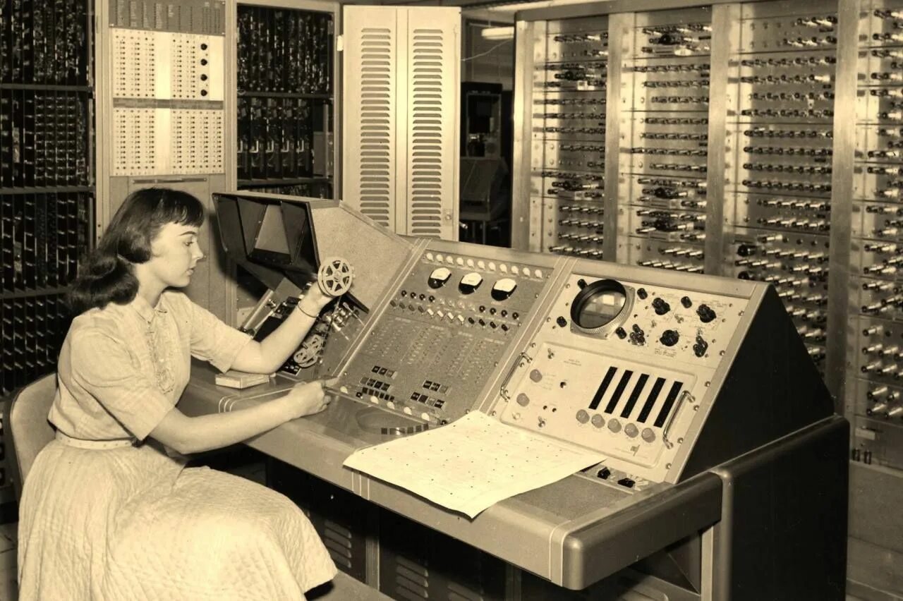 Old computer. Ретро компьютер. Компьютер 1950. Винтажные компьютеры. Винтажный компьютер.