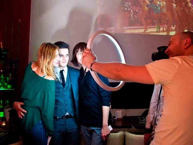 Включи клуб свет. Фотограф в клубе. Кольцевая лампа для фотографа. Кольцевой свет для фотографа. Свет для клубной съемки.