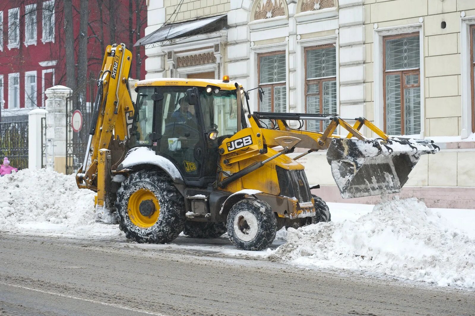 Экскаватор-погрузчик JCB 3cx уборка снега. JCB 3cx зима. Уборка снега экскаватором погрузчиком JCB. Уборка снега JCB 3cx. Аренда трактора снег