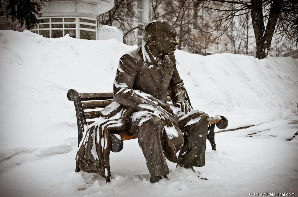 Театр евстигнеева нижний. Памятник Евстигнееву в Нижнем Новгороде. Евстигнеев памятник в Нижнем. Памятник Евгению Евстигнееву в Нижнем Новгороде.