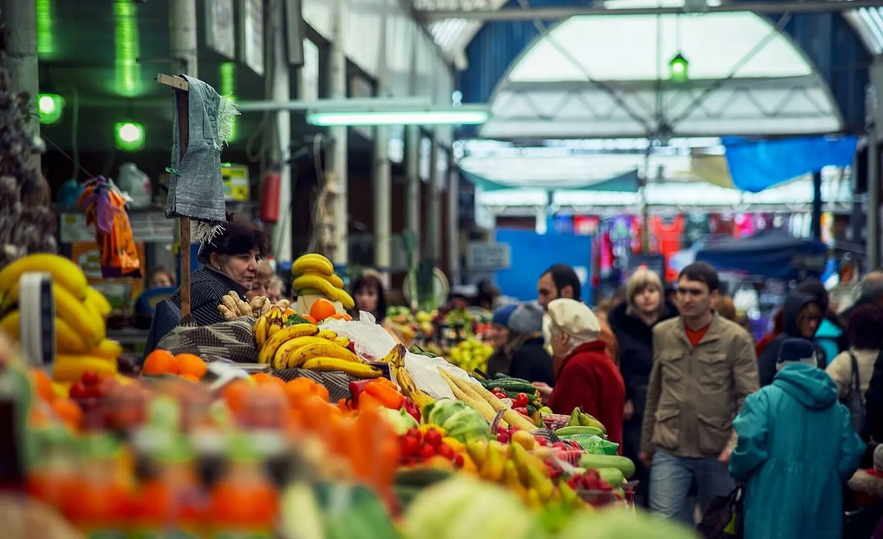 На рынке. Продуктовый рынок. Красивый рынок. Торговля на рынке.