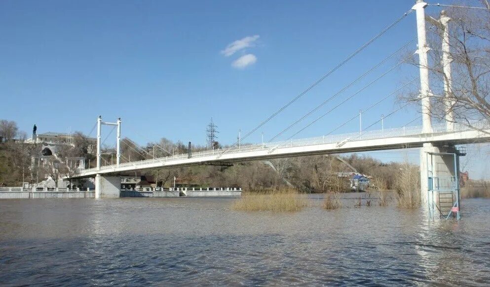 Мост река Урал город Орск. Орск Оренбургская область мост через реку Урал. Река Урал Оренбург. Через Урал в Оренбурге мост через реку Урал в Оренбурге. Мост через урал фото