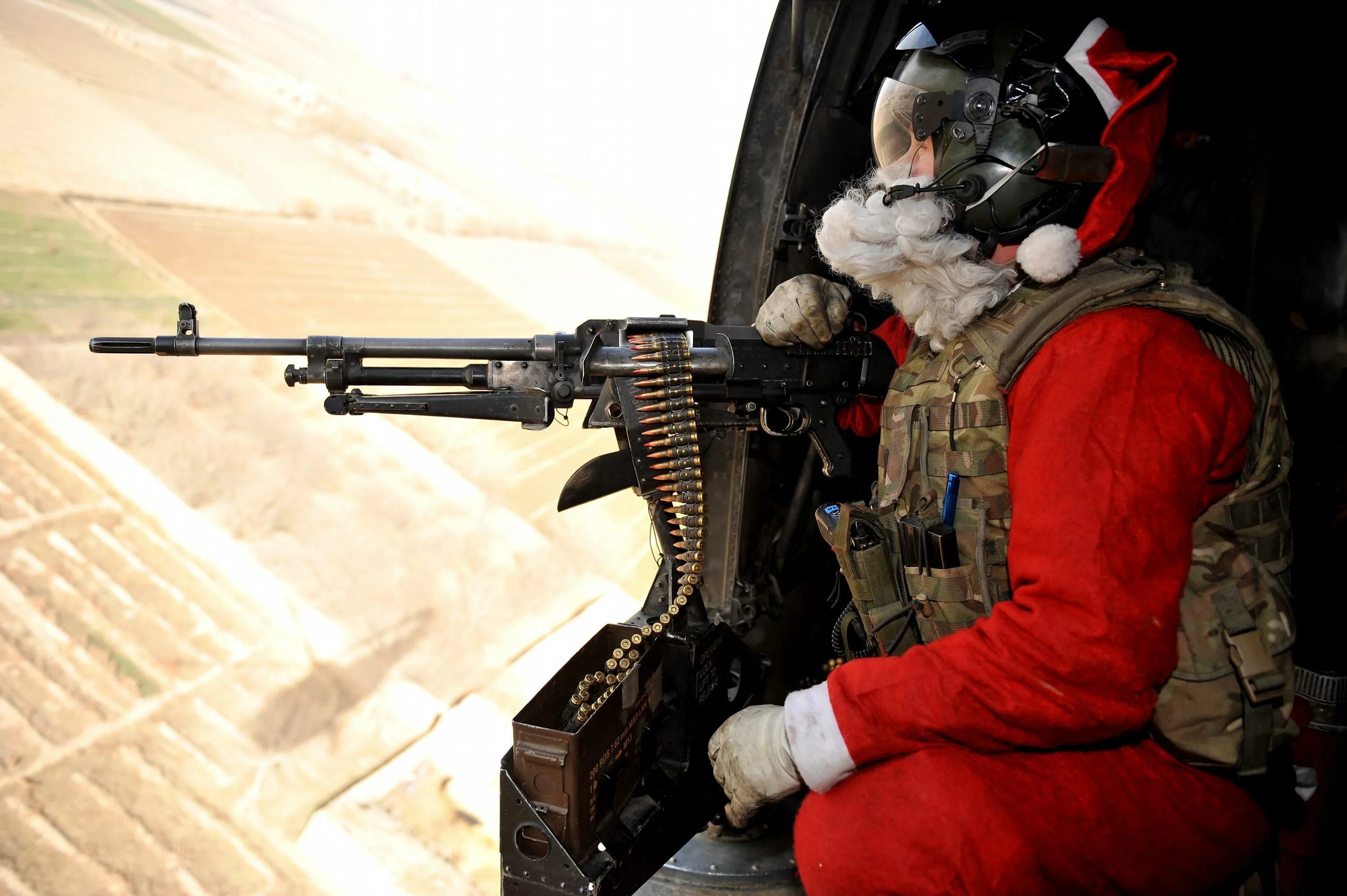 Военный новый год. Спецназ новый год. Санта с оружием. Дед Мороз с оружием. Дед Мороз с пулеметом.