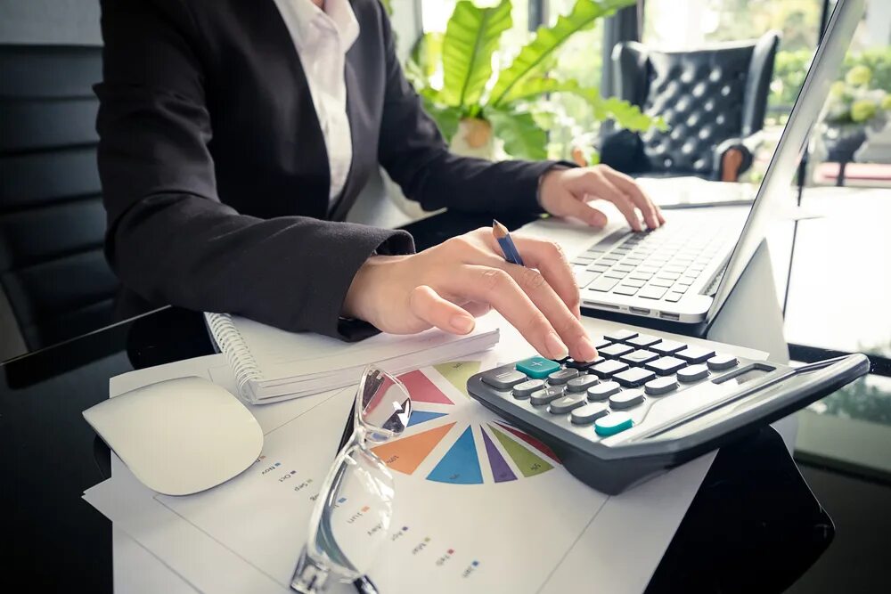 сдача отчетности главным бухгалтером. экономика и бухгалтерский учет. бухгалтер отчетность. компьютер в офисе. бухгалтерские услуги для ип.