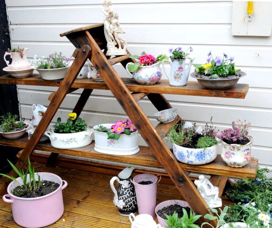 уличные стойки для цветов. лестница для цветов. деревянные стойки для цветов. лестница стремянка декоративная. подставка для цветов для дачи.