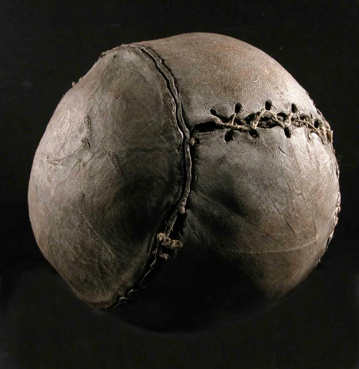 1 мяч в мире. Мяч в древней Греции фоллис. Первый футбольный мяч. Первый мяч в мире. Самый первый футбольный мяч.