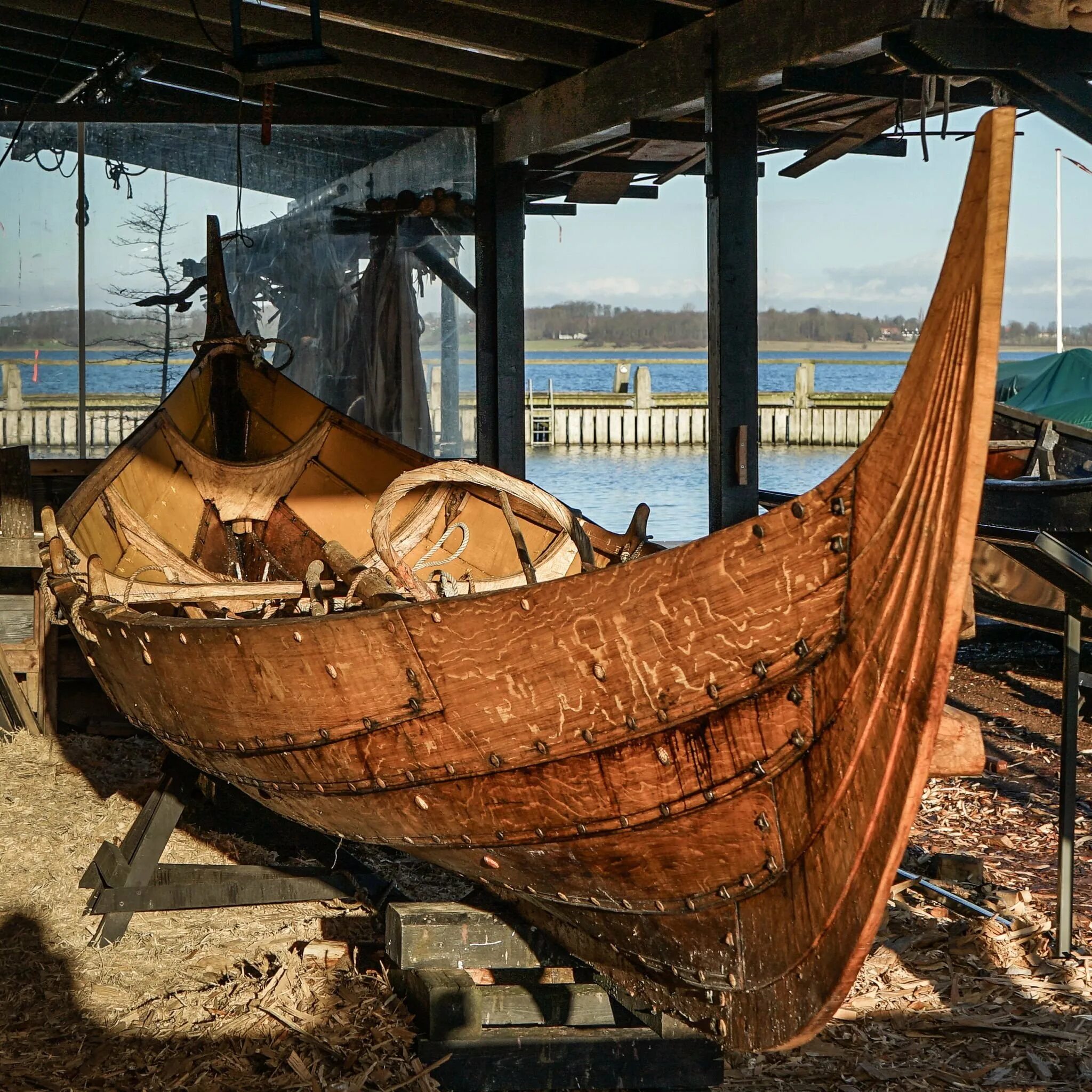 Речная ладья. Лодка дракар. Форштевень Драккара. Дракар викингов. Киль Драккара.