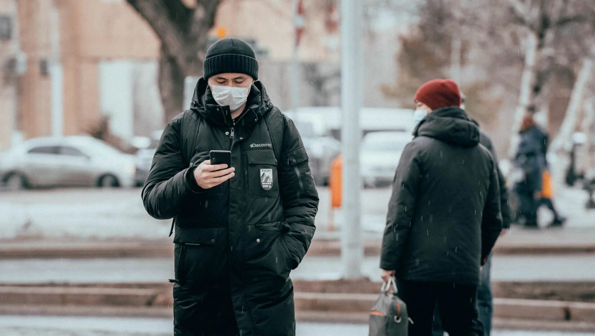 Люди в масках на улице. Люди в масках на улице зима. Люди в масках зимой. Люди в масках идут по улице. Почему нара ходит в маске