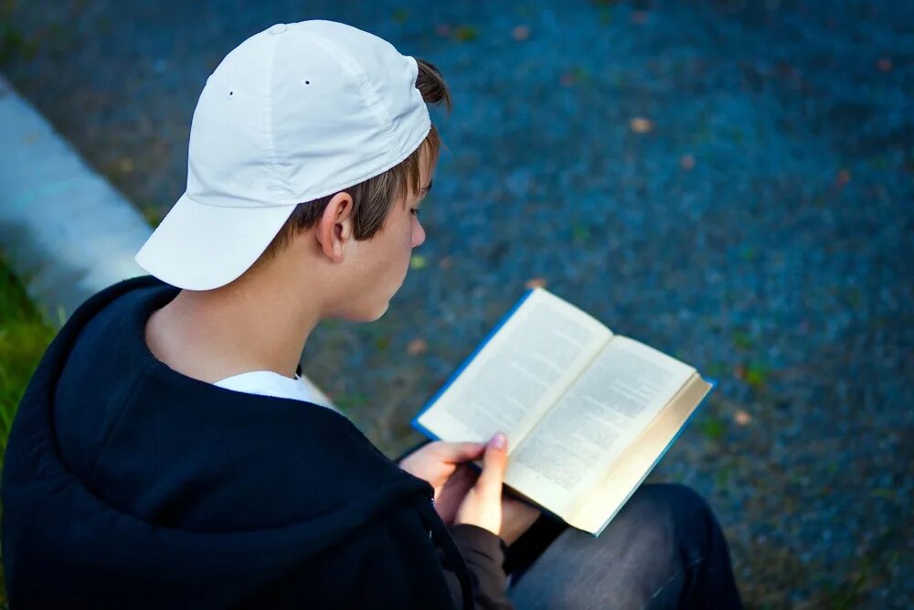 Читают ли подростки. Чтение подростки. Подросток с книгой. Человек читает. Парень с книжкой.