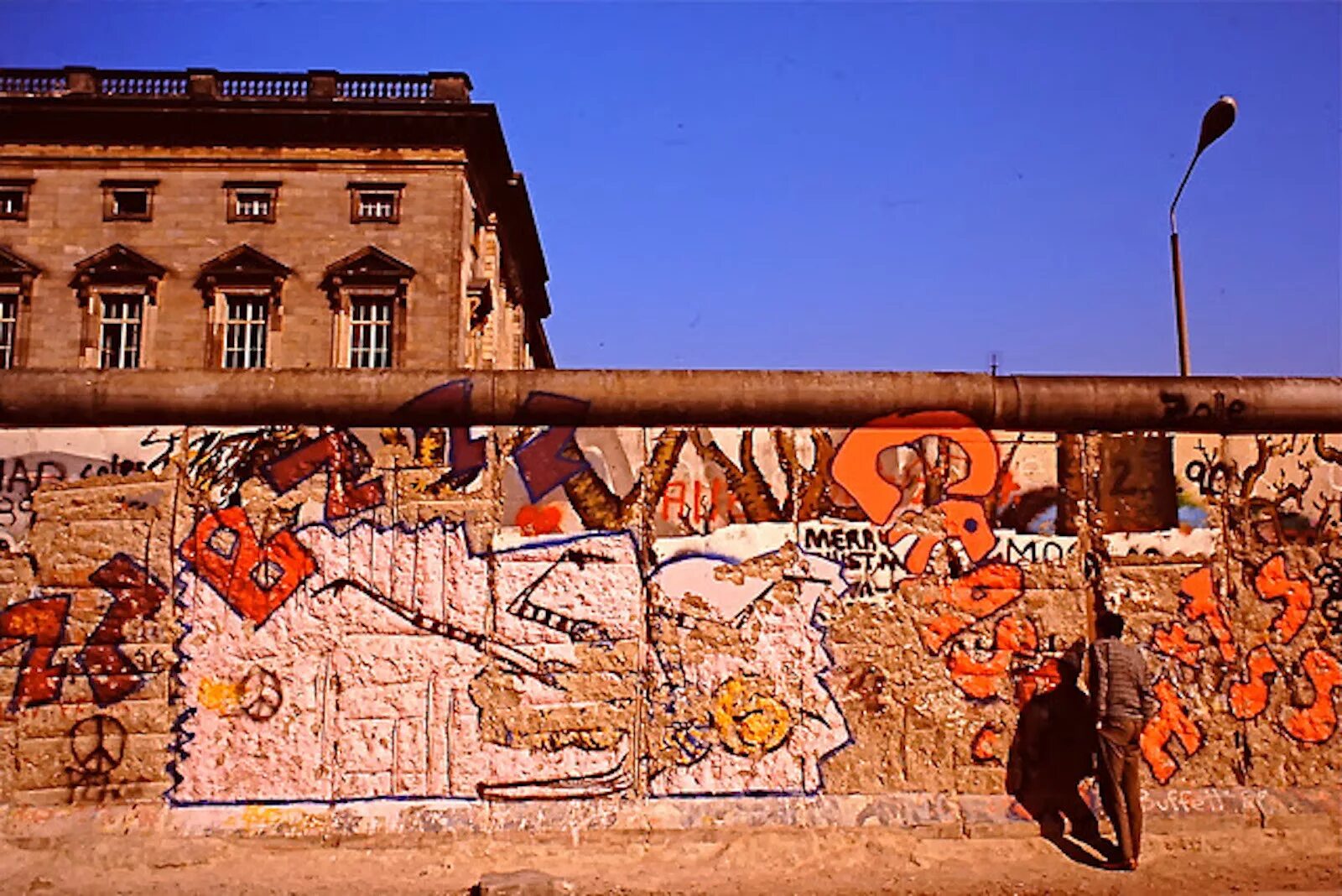 Фрг и гдр берлинская стена. Германия Берлин Берлинская стена. Die Berliner Mauer - Берлинская стена. Берлинская стена достопримечательности Берлина. Берлинская стена 1982.