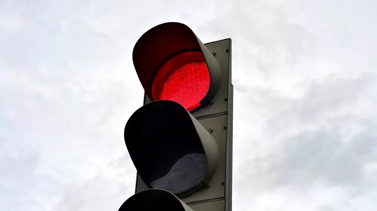 Красный свет штраф. Красный сигнал светофора. Едет на красный свет. Едет на красный свет светофора. Выезд на красный свет.