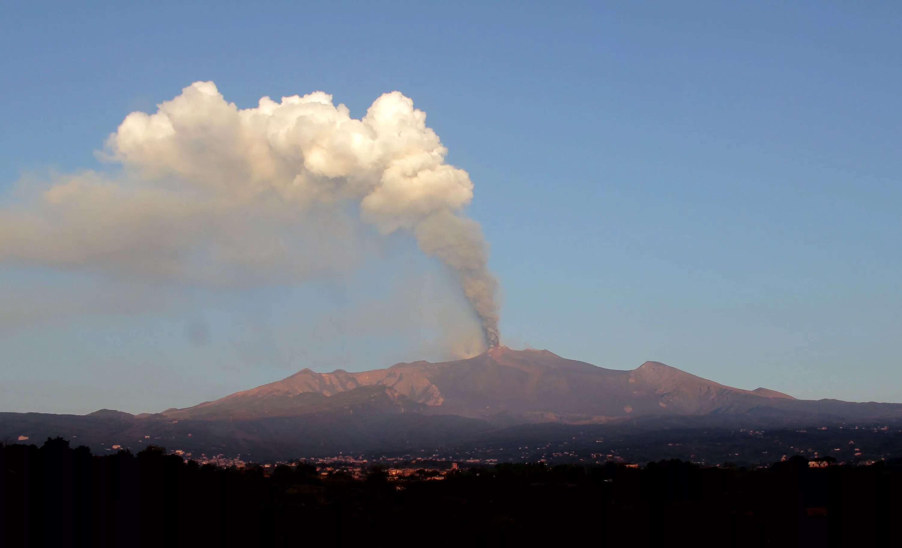 Действующий вулкан на сицилии. Этна Сицилия. Вулкан Этна. Сицилия Италия вулкан Этна. Вулкан на Сицилии.