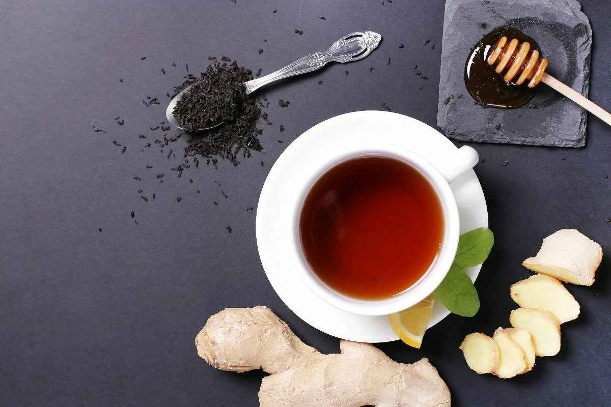 Чашка чая сверху. Чай черный с имбирем. Имбирный чай вид сверху. Чай заваренный с кусочками имбиря. Черный чай с медом