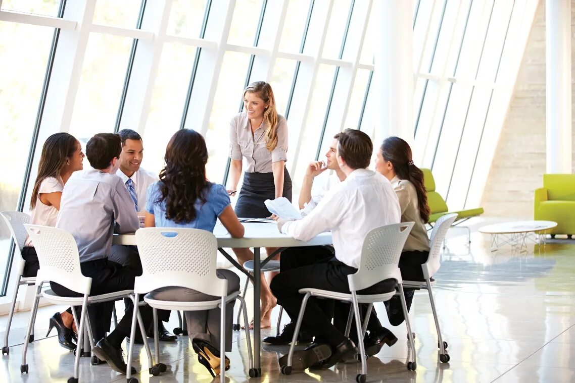 Holding a meeting. Бизнес тренинг. Тренинги для персонала. Психологический тренинг. Люди в офисе.