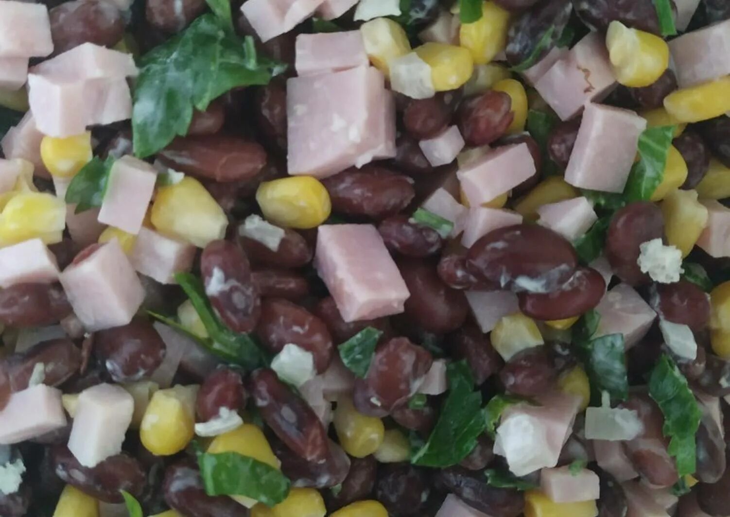 салат с красной фасолью и ветчиной. салат фасоль соленый огурец ветчина. салат с красной фасолью и ветчиной. салат с ветчиной фасолью и кукурузой. салат фасоль соленый огурец ветчина.