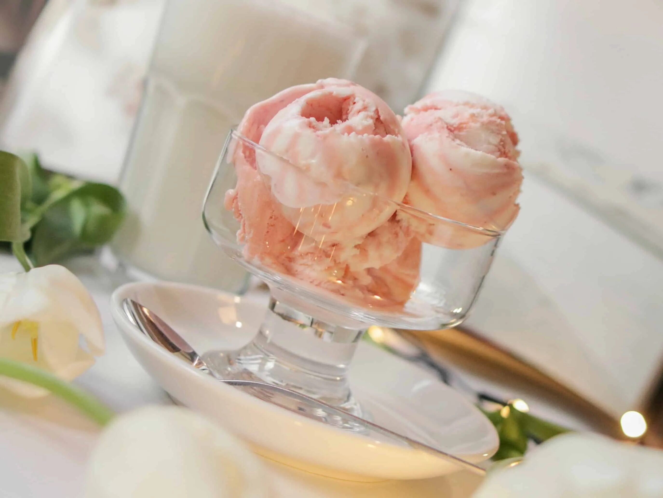 Keto ice cream. пломбир с малиной. мороженое из сливок и сахарной пудры. домашнее мороженое с клубникой. мороженое в домашних условиях.