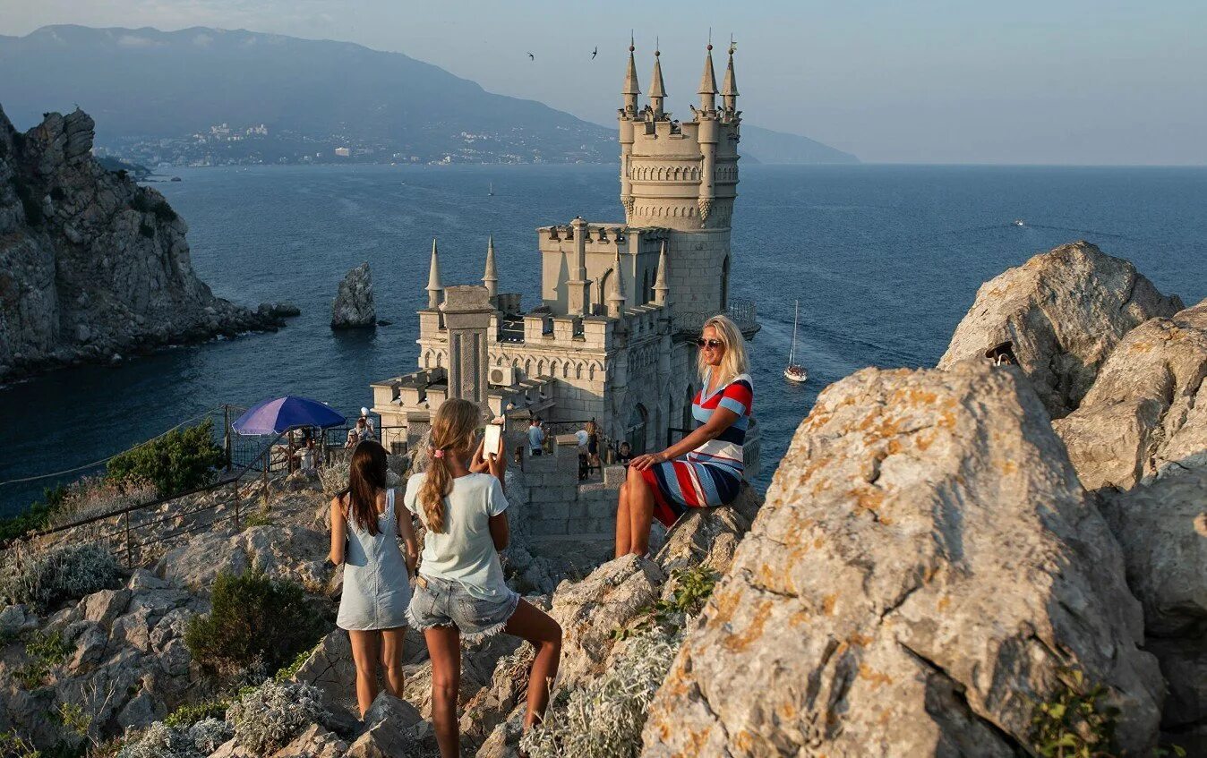 В крыму сколько сегодня. Замок ласточкино гнездо в крыму. гаспра ласточкино гнездо. город ялта ласточкино гнездо. замок «ласточкино гнездо» ялта, крым.